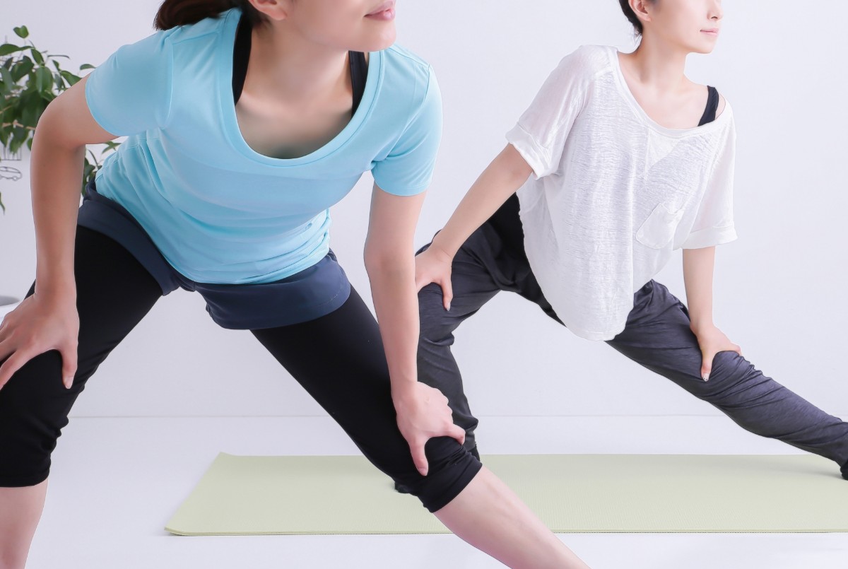  2. 腕と脚を上げる